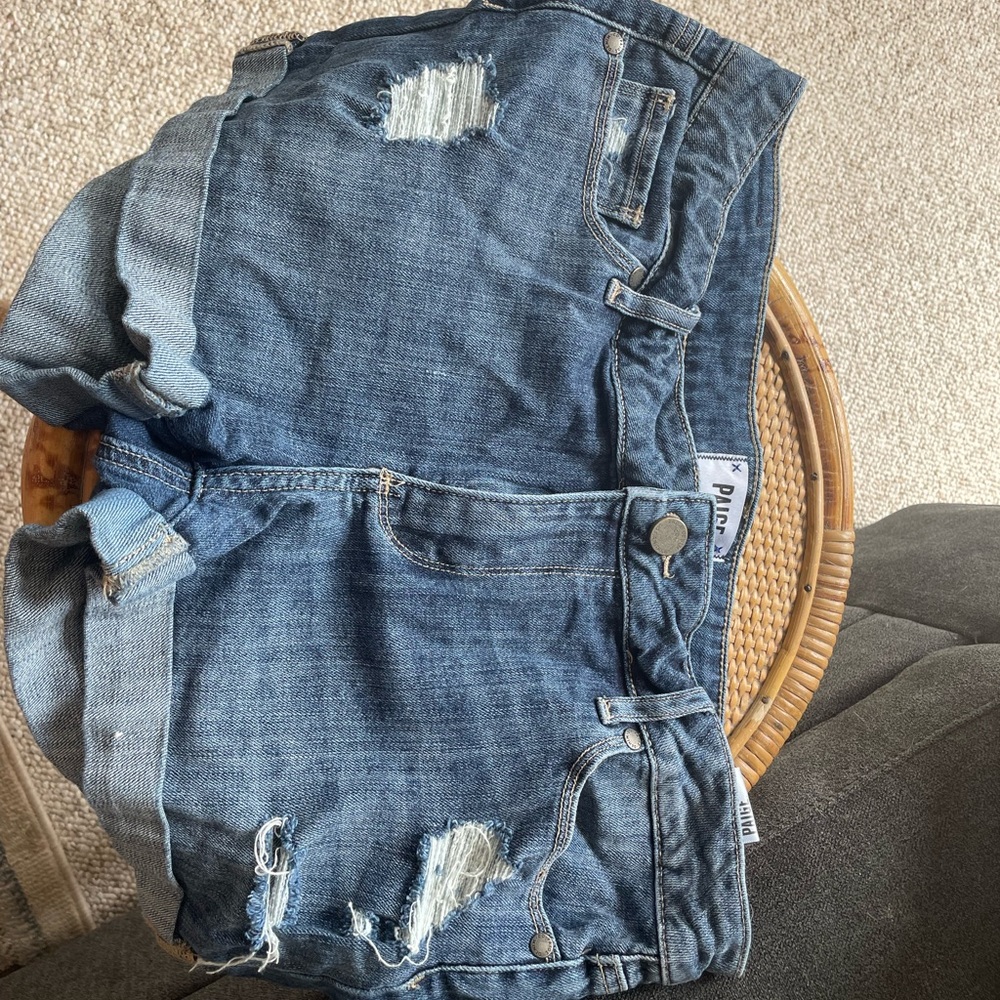 Adorable and soft mid rise jean shorts by Paige